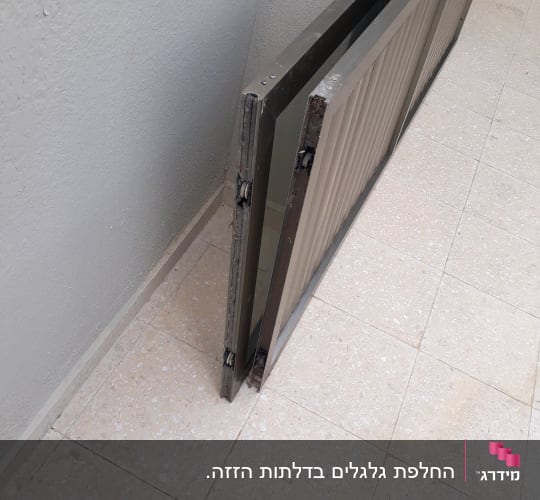 דלת מתכת מונחת על רצפת אריחים